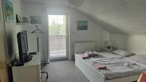 RakaCELINKA rooms的卧室里有一张床和一台电视机