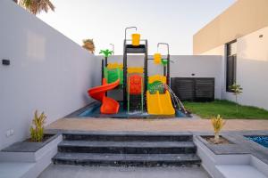 einen Spielplatz im Hinterhof eines Hauses in der Unterkunft منتجع دلال الفندقي Dalal Hotel Resort in Dammam