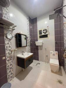 فندق ترند- trend hotel في الباحة: حمام مع حوض ومرحاض