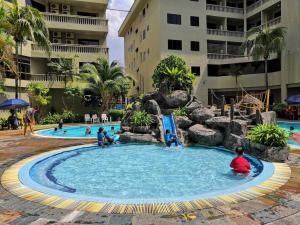 Басейн в или близо до Affordable Cozy Apartment @ Coral Bay Resort