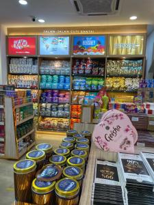 Supermarket nebo jiné obchody v  apartmánu nebo okolí