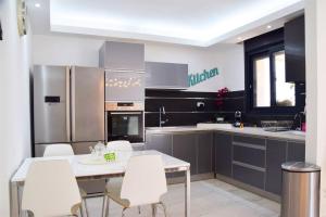 - une cuisine avec une table blanche et des chaises blanches dans l'établissement Luxury 120m2 in city center, Best location!, à Jérusalem