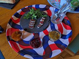 Jedlo v ubytovaní bed & breakfast alebo blízkom okolí