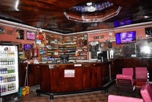 The lounge or bar area at Sundowner Lodge