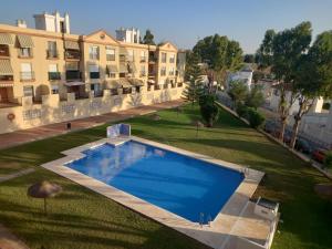 una vista aérea de una piscina en un patio con edificios en Apartamento Los Álamos Totalmente reformado Junio 2023 en Torremolinos