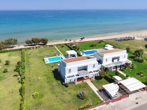 - une vue aérienne sur une maison et la plage dans l'établissement Πολυτελής Βίλα στην άκρη της θάλασσας, à Kastro Kyllini