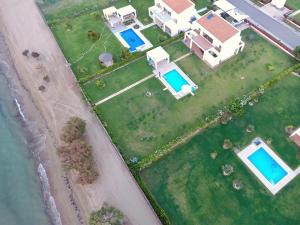 uma vista aérea de uma casa com duas piscinas em Πολυτελής Βίλα στην άκρη της θάλασσας em Kyllini