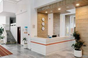 TV a/nebo společenská místnost v ubytování AluaSun Helios Beach - All Inclusive