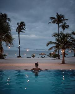 瓜隆島的住宿－Sweet Dreams Koh Rong，海滩上游泳池里的女人