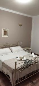 マツァーラ・デル・ヴァッロにあるResidenza da Ninoのベッドルーム(白いシーツを使用した大型ベッド1台付)