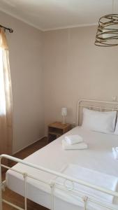 A bed or beds in a room at Xristina's Experience