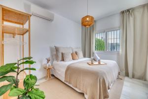 Postel nebo postele na pokoji v ubytování VACATION MARBELLA I Villa Sirio, Golf-Front Villa, Private Heated Pool, Privacy, 10 min from Puerto Banus