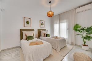 Postel nebo postele na pokoji v ubytování VACATION MARBELLA I Villa Sirio, Golf-Front Villa, Private Heated Pool, Privacy, 10 min from Puerto Banus
