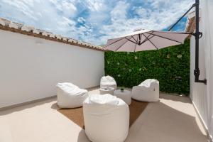 Patio nebo venkovní prostory v ubytování VACATION MARBELLA I Villa Sirio, Golf-Front Villa, Private Heated Pool, Privacy, 10 min from Puerto Banus