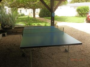 - une table de ping-pong dans la cour dans l'établissement La Roulotte du Domaine de Meigné, à Meigné
