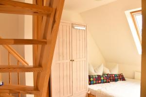 Un dormitorio con una litera y una escalera. en Ostsee Auszeit, en Pruchten