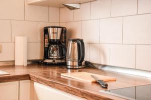 una cafetera sentada en un mostrador en una cocina en Ostsee Auszeit, en Pruchten