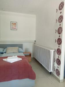 1 dormitorio con 1 cama con manta roja en Cinege Apartman en Felsőpáhok