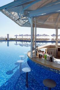 Bazén v ubytování AluaSun Helios Beach - All Inclusive nebo v jeho okolí