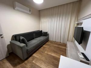 TV a/nebo společenská místnost v ubytování Cozy flat close to Konyaaltı beach'7'