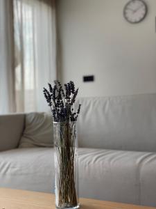 a glass vase with flowers sitting on a table at Römer Apartment und Zimmer in Türkheim