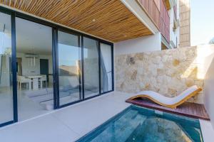 una casa con piscina e patio di Sore Pererenan Residence Unit 1 a Canggu