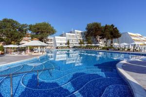 Bazén v ubytování AluaSun Helios Beach - All Inclusive nebo v jeho okolí