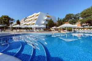 Bazén v ubytování AluaSun Helios Beach - All Inclusive nebo v jeho okolí