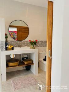 un bagno con lavandino, specchio e WC di Villa Noi - Peaceful Villa a Ko Samui Altre 16 foto