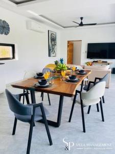 un soggiorno con tavolo da pranzo e sedie di Villa Noi - Peaceful Villa a Ko Samui