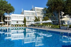 Bazén v ubytování AluaSun Helios Beach - All Inclusive nebo v jeho okolí