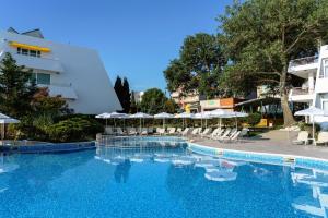 Bazén v ubytování AluaSun Helios Beach - All Inclusive nebo v jeho okolí