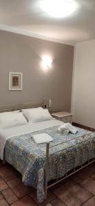 マツァーラ・デル・ヴァッロにあるResidenza da Ninoのベッドルーム1室(天井にライト付)