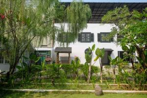 een huis met een tuin ervoor bij RedDoorz Plus @ Harmonie Cepu Blora in Cepu