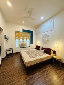 ein Schlafzimmer mit einem großen Bett und einem Fenster in der Unterkunft AnandMai Ghar - A Homestay in Gwalior in Gwalior