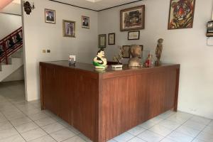 een receptie met een vrouw erbij bij Hotel Merak Indah in Klaten