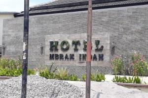 een bord aan de zijkant van een bakstenen gebouw bij Hotel Merak Indah in Klaten