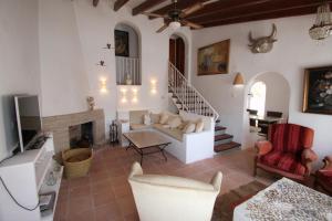 - un salon avec un canapé et une cheminée dans l'établissement Tanja - modern, well-equipped villa with private pool in Costa Blanca, à Benissa