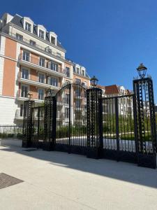 une porte en métal noir devant un bâtiment dans l'établissement BEAU STUDIO NEUF AVEC TERRASSE, au Blanc-Mesnil