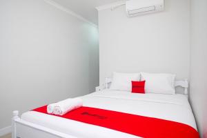 A bed or beds in a room at RedDoorz Plus @ Harmonie Cepu Blora