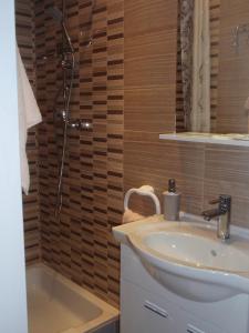 Ένα μπάνιο στο House Zupan +60 φωτογραφίες
