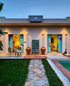 una casa con piscina delante de ella en Parijat Private Pool Villa 1, 2 and 3 BHK, en Udaipur