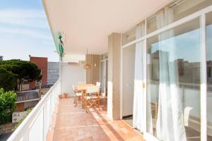 un balcone con tavolo e sedie su un edificio di Precioso apartamento en Platja d'Aro, Costa Brava. a Platja  d'Aro