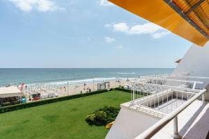 uitzicht op het strand vanaf het balkon van een resort bij AluaSun Helios Beach - All Inclusive in Obzor