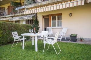 a white table and chairs on a lawn at Interno 2 in Iseo