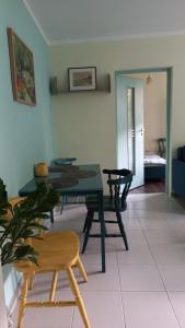 een eetkamer met een groene tafel en stoelen bij Global Trip Apartament in Tychy