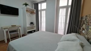 Postel nebo postele na pokoji v ubytování Hostal Canalejas