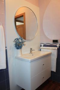 a bathroom with a sink and a mirror at Casa Mirasierra in Mota del Cuervo