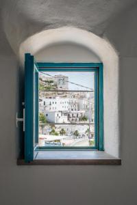 een open raam met uitzicht op de stad bij FICO D'INDIA in Peschici