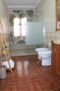a bathroom with a toilet and a sink at Casa Mirasierra in Mota del Cuervo